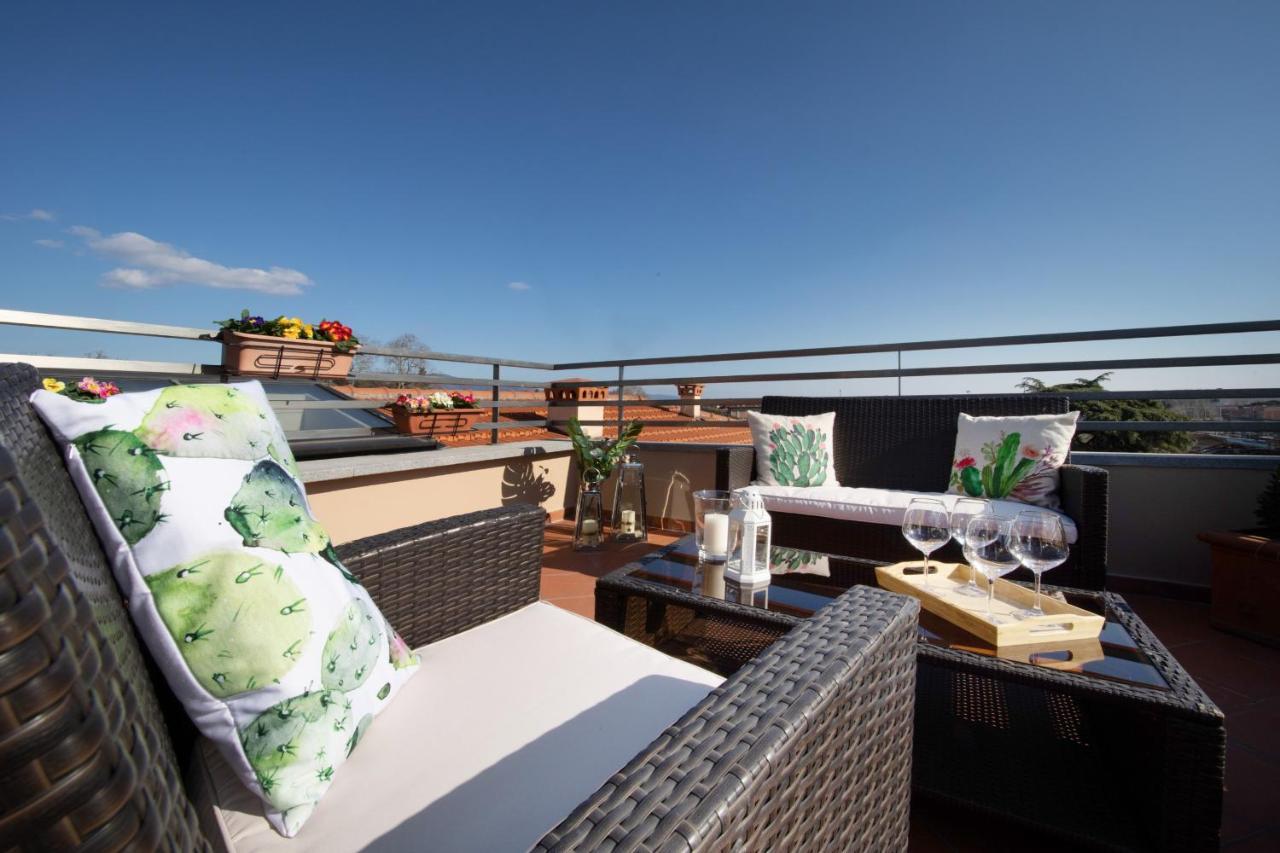 Rooftop Delight With Terrace Lucca Esterno foto